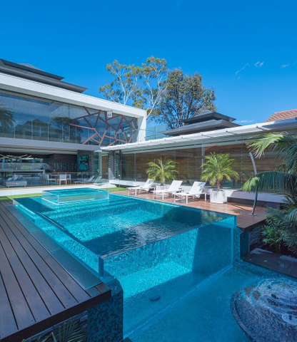 Embracing the Future: 2025 Acrylic Swimming Pool in the Middle East