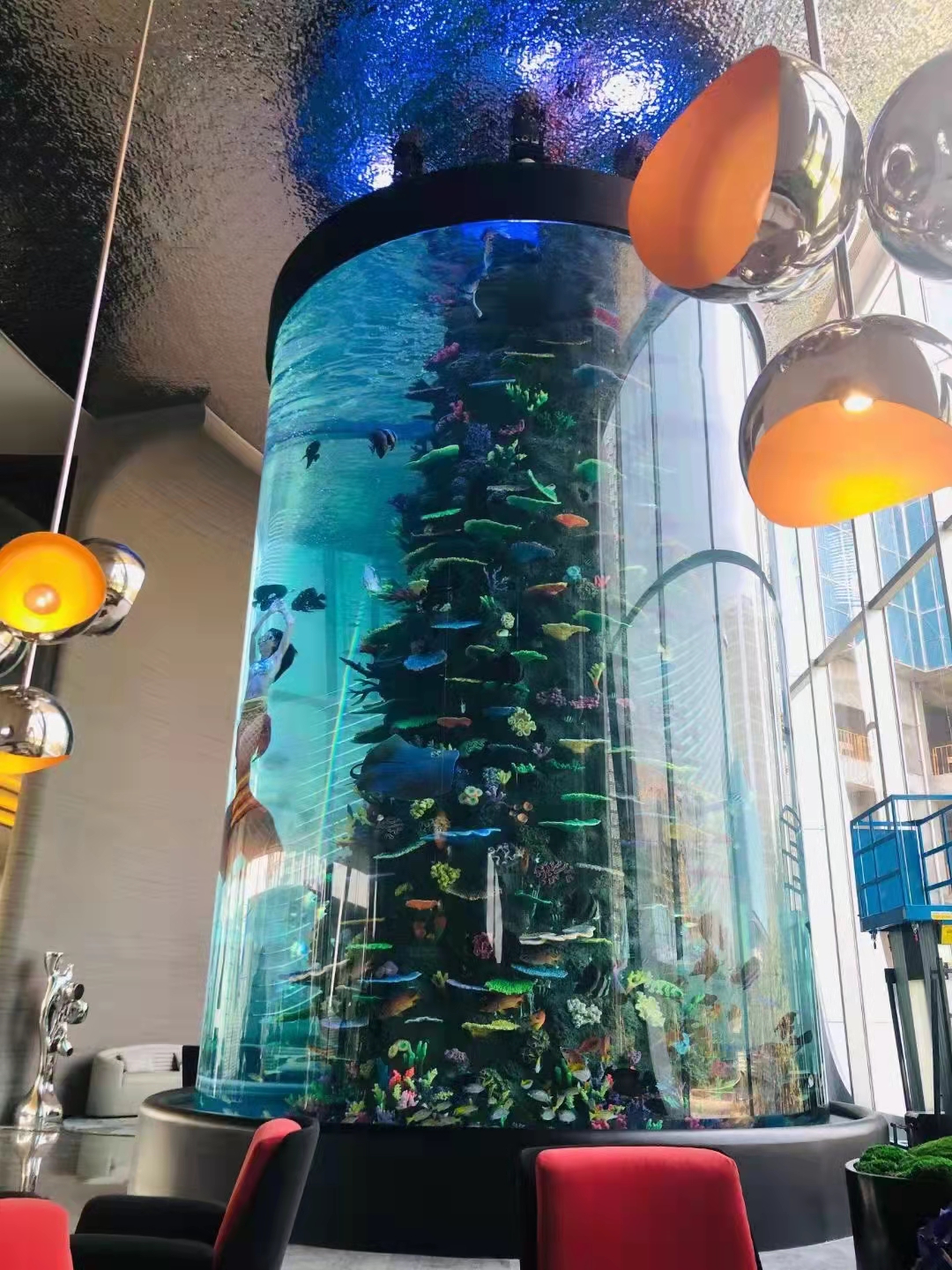 Tangki ikan silinder akrilik besar - INSTALASI LEYU