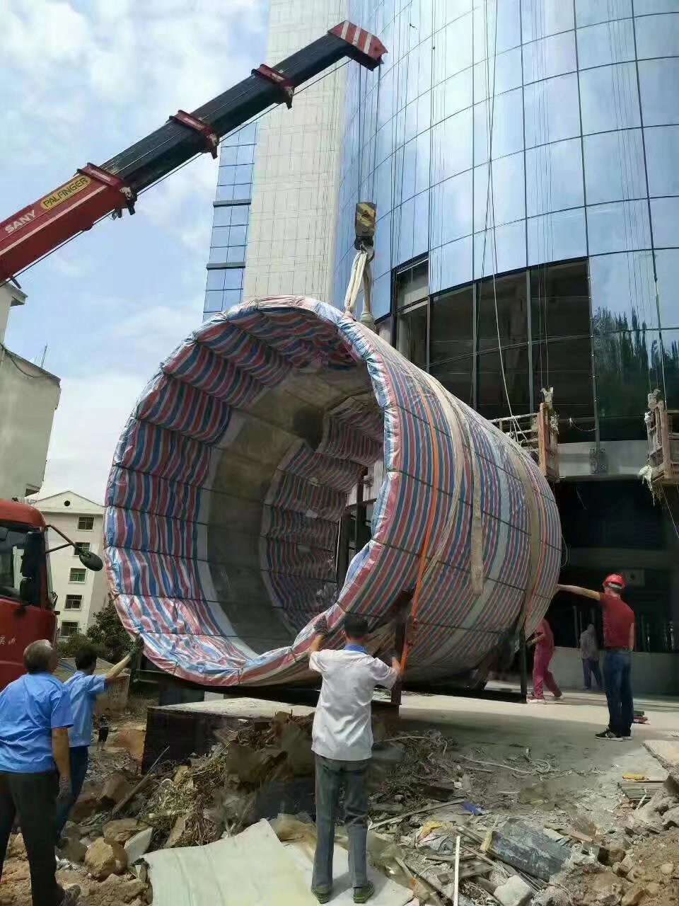 Acrylic cylindrical aquarium - installation