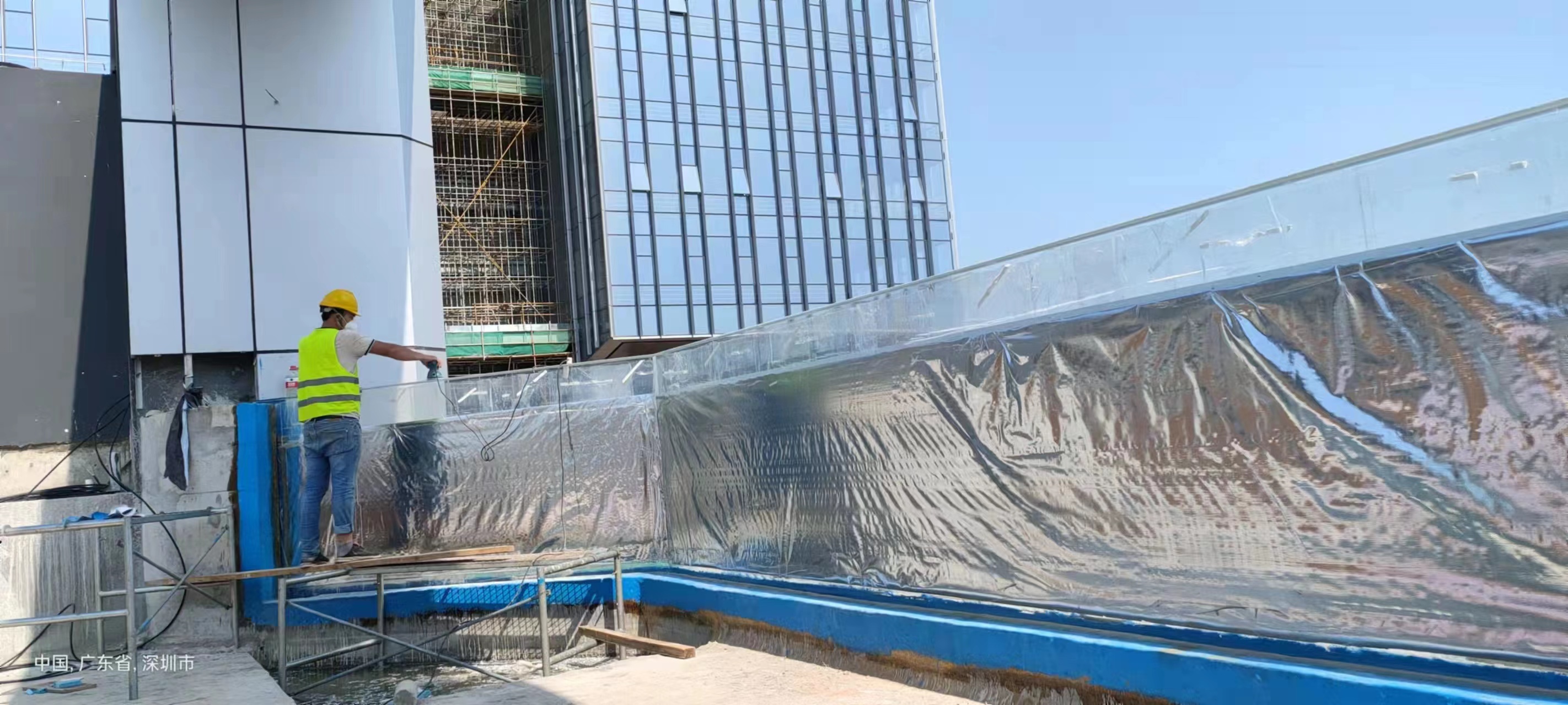 Acrylic swimming pool wall installation - LEYU ACRYLIC