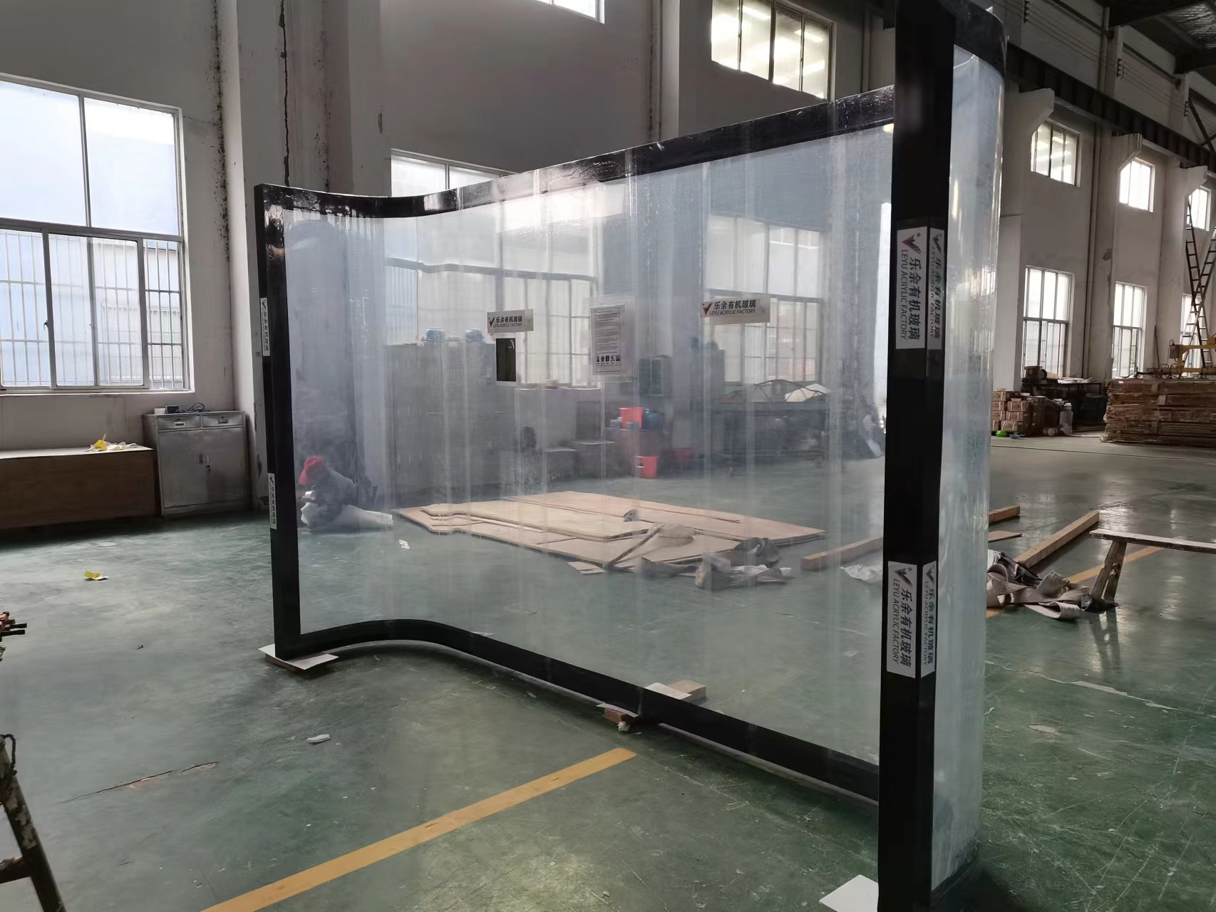 Acrylic curved panel - factory