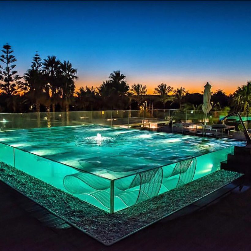 Advantages of Adding Acrylic Pool Panels in a Swimming Pool
