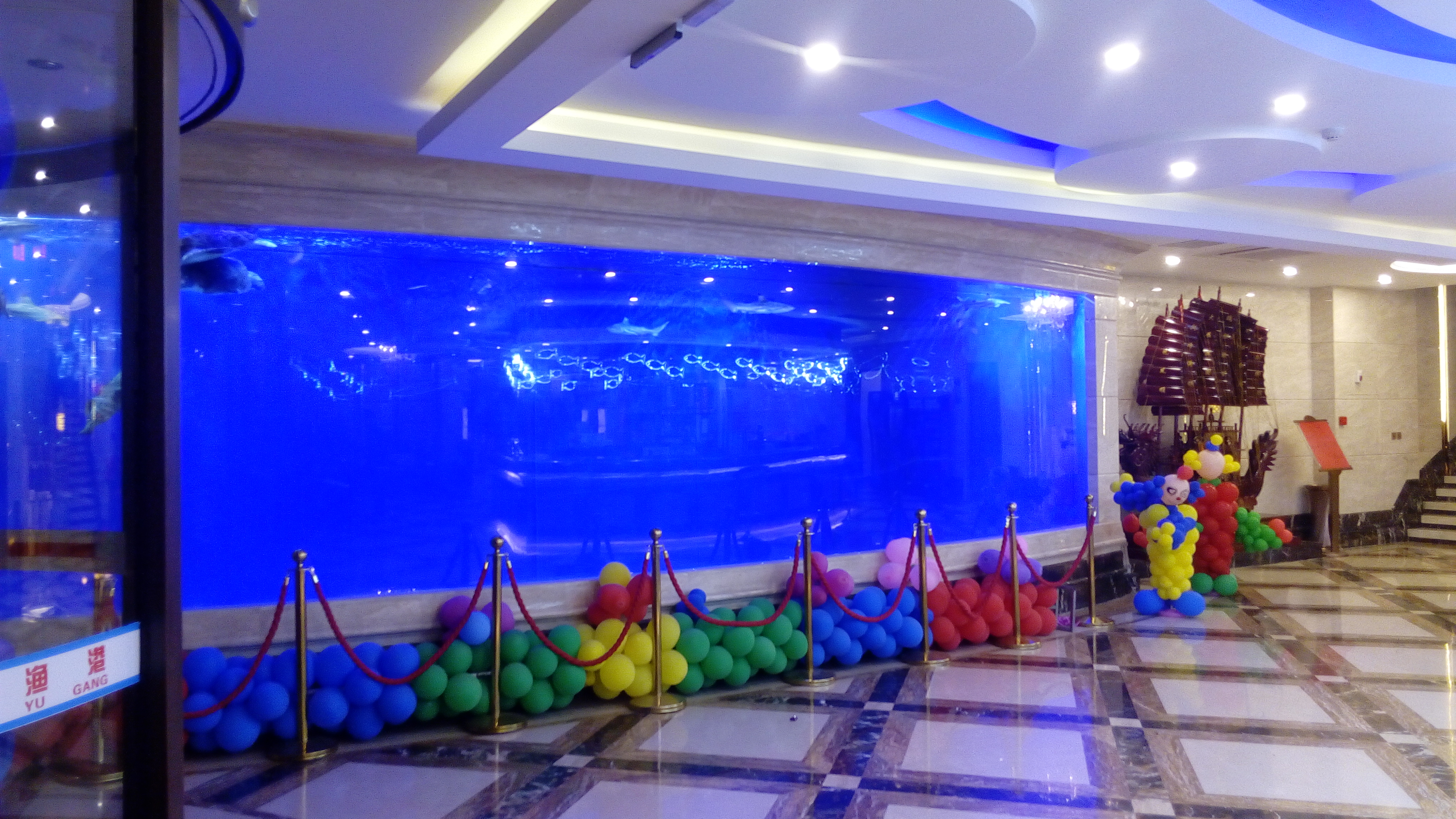 Custom a seaclear acrylic aquarium for sale online- Leyu 