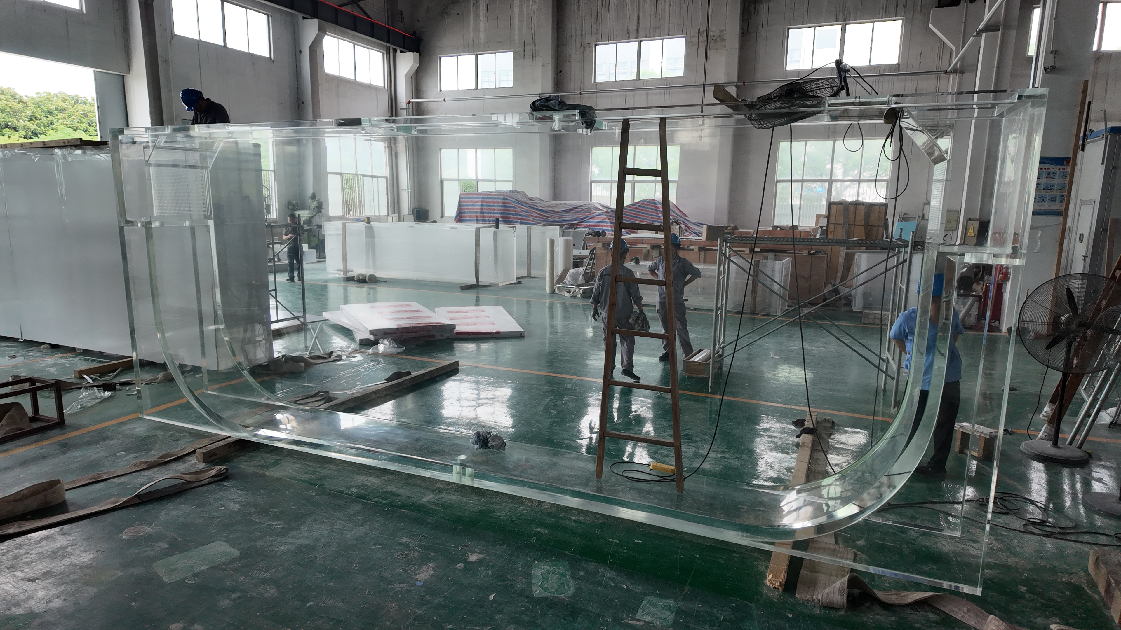 Custom acrylic fish tank - LEYU 