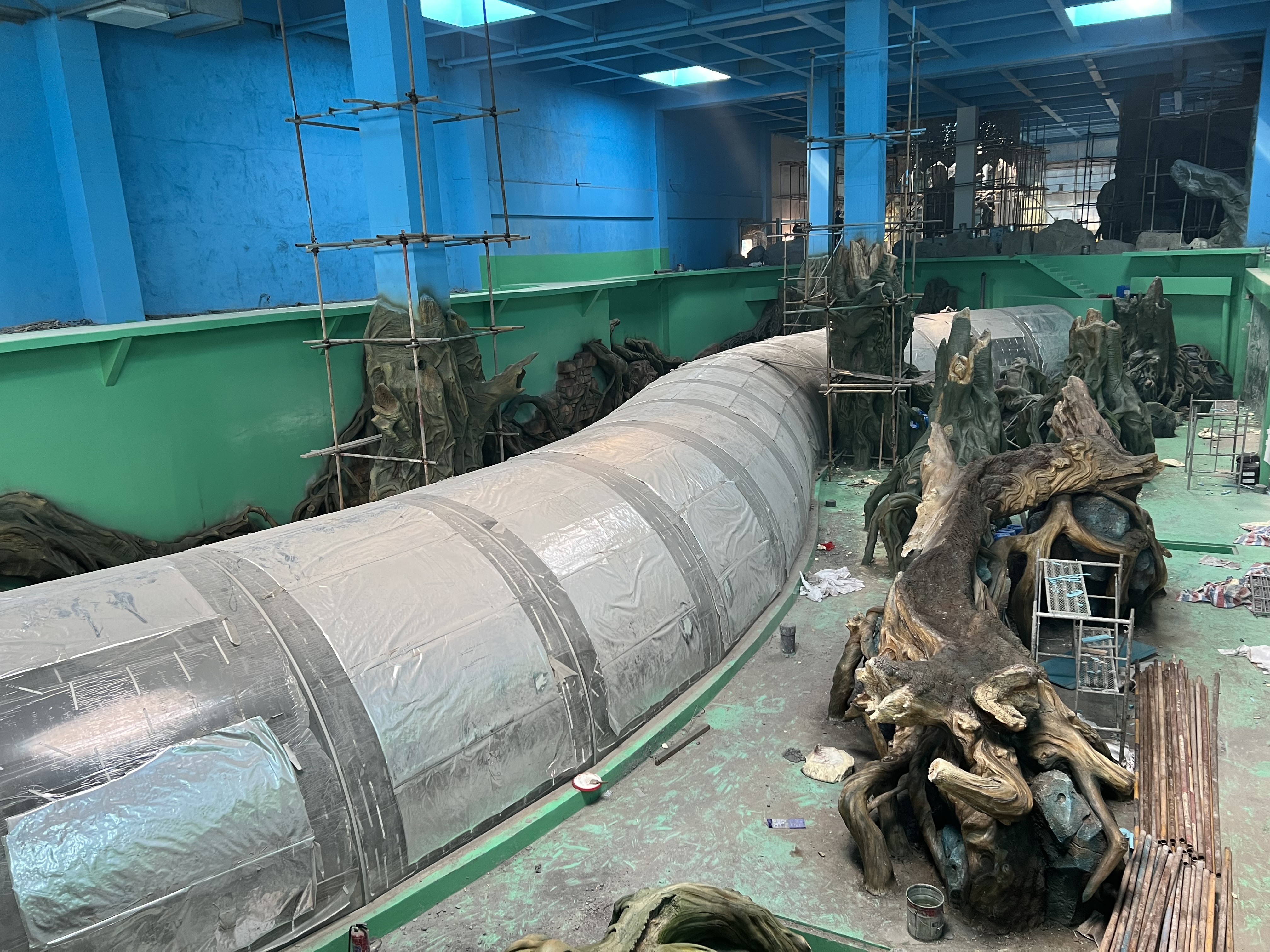 Acrylic tunnel aquarium - LEYU installation