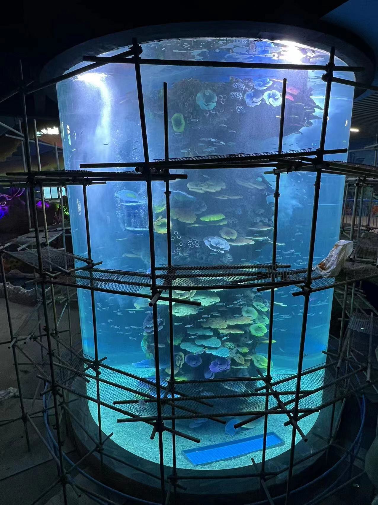 Acrylic cylindrical aquarium - installation