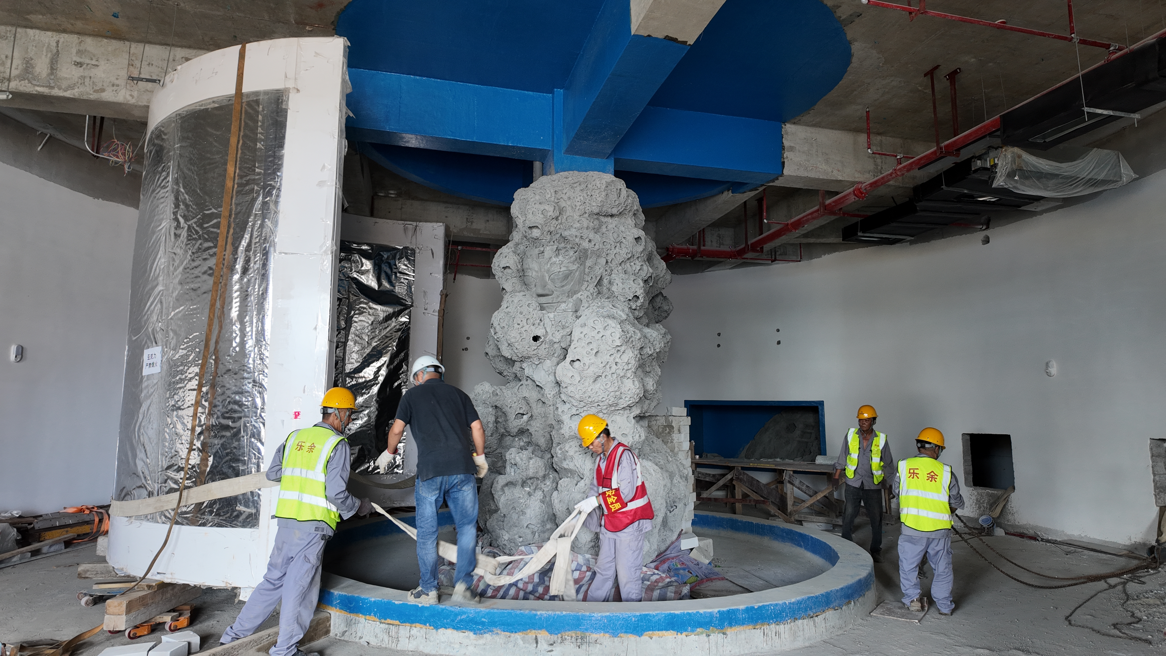 Acrylic cylindrical aquarium - LEYU INSTALLATION